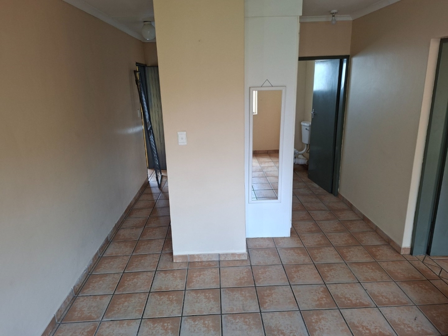 To Let 1 Bedroom Property for Rent in Kannoniers Park North West